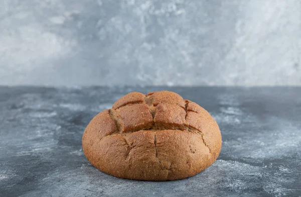 Świeżo upieczone domowe rzemieślnicze żyto na zakwasie i chleb z białej mąki. — Zdjęcie stockowe