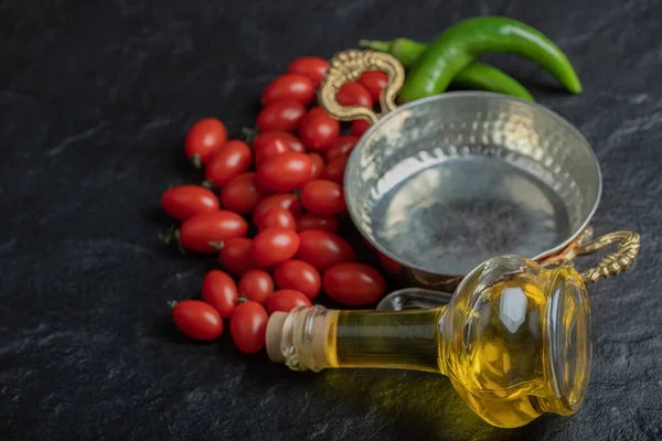 Biologische kerstomaten met fles olie en koekenpan — Stockfoto