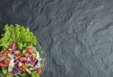 Siyah arkaplanda organik sağlıklı salata