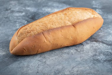 Gri arkaplanda bir somun ekmek