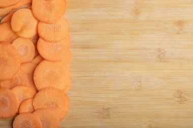 Tahta bambu kesme tahtasındaki kesilmiş havuç yığınını kapat.