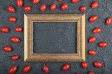 Siyah arkaplanda altın çerçeveli domatesler