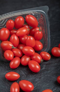 Bir yığın kırmızı domates. Siyah arkaplanda taze kırmızı domatesler