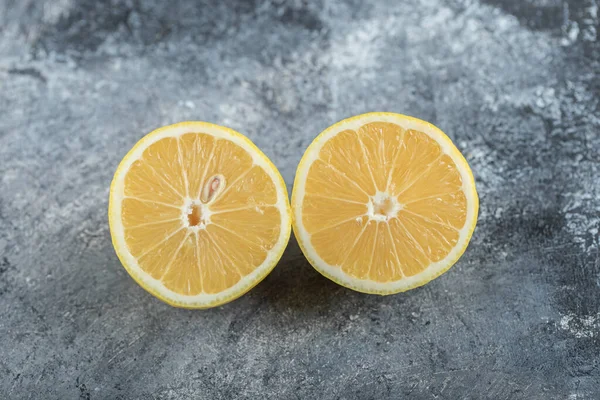 Напіврізаний свіжий органічний лимон — стокове фото