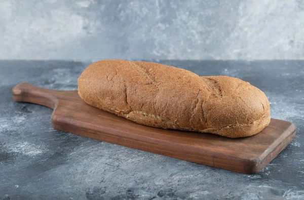 Fresh bread on wooden board. side view — Stock Photo, Image