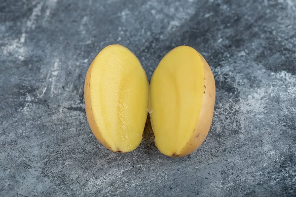Close up foto van biologische half gesneden aardappel — Stockfoto