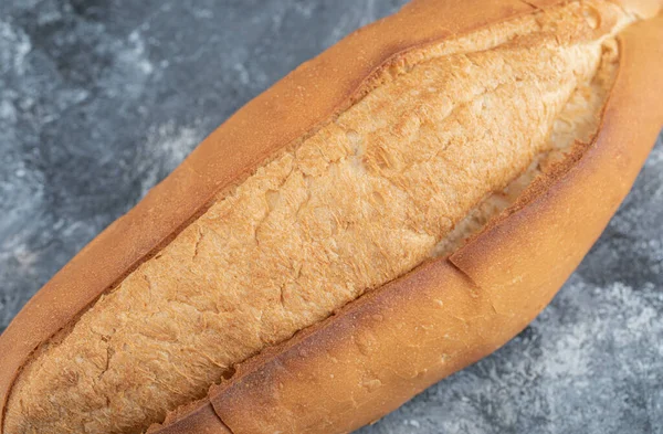 Zdjęcie bochenka chleba na szarym tle — Zdjęcie stockowe
