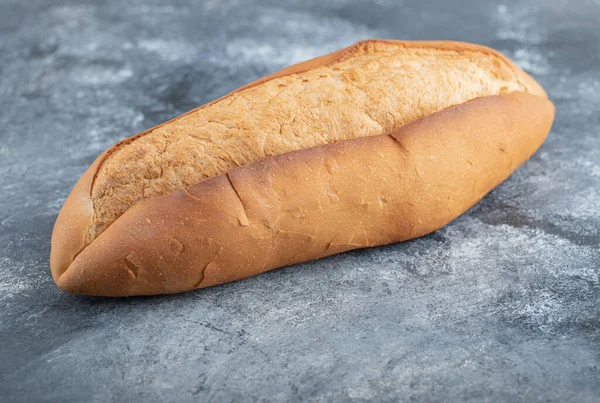 Gri arkaplanda bir somun ekmek