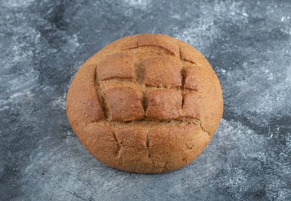 Zdjęcie świeżo upieczonego chleba żytniego — Zdjęcie stockowe
