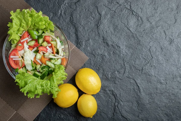 건강 한 채소 샐러드의 사진이 검은 배경에 있다 — 스톡 사진