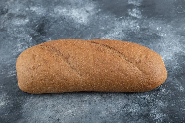 Egy vekni kenyér, fehér alapon elszigetelve. Teljes kenyér. Vízszintes keret. Stúdió — Stock Fotó