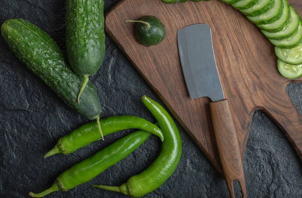 Close up fotografie nakrájené okurky a horké zelené papriky — Stock fotografie