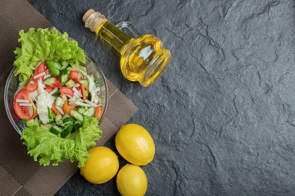 점심으로 유기농 신선 한 샐러드를 식탁에 올려 놓고 — 스톡 사진
