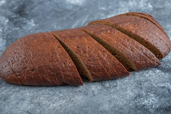 Domowej roboty świeży organiczny chleb żytni Pumpernickel pokrojony w plasterki — Zdjęcie stockowe