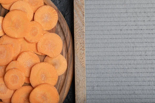 Tahta şairin üzerine dilimlenmiş havuç yakın plan fotoğrafı.