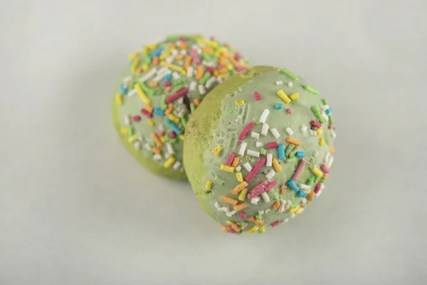 Πολύχρωμο γλυκό πράσινο σοκολάτα μικρά ντόνατς — Φωτογραφία Αρχείου