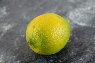 Mermer zemin üzerinde olgun yeşil bir limon