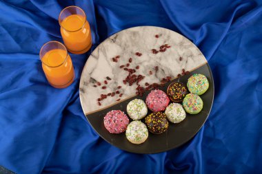 Portakal suyu dolu renkli küçük çörekler.