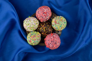 Renkli küçük çörekler serpiştirilmiş