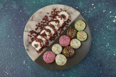 Tabakta renkli küçük çörekler.