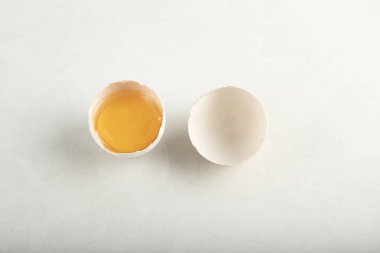 Beyaz arka planda kırılmış organik yumurta.