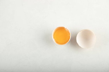 Beyaz arka planda kırılmış organik yumurta.