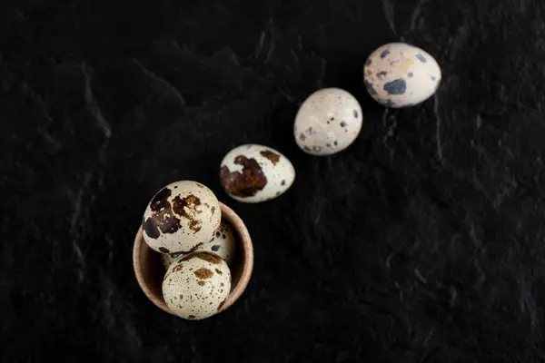 Свіжі фермерські перепелині яйця в дерев'яній коробці — стокове фото