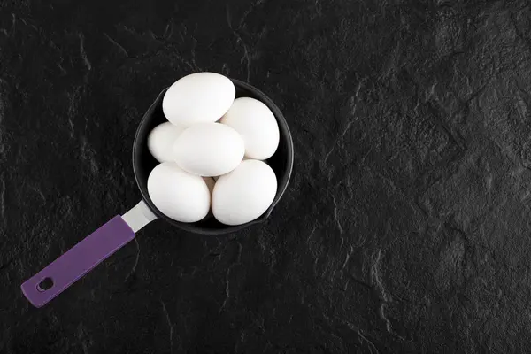 Rauwe witte eieren op kleine pan — Stockfoto
