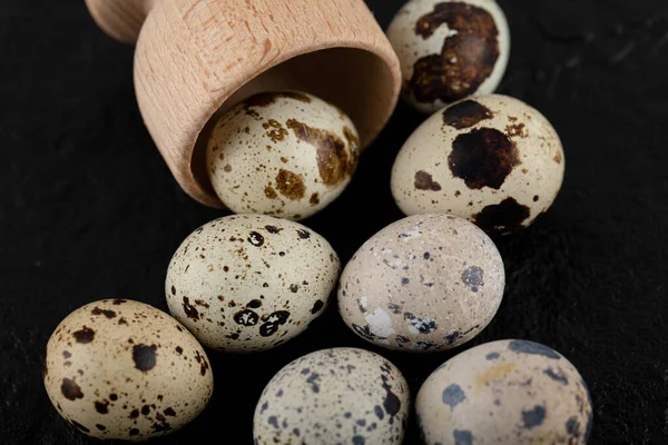 Свіжі фермерські перепелині яйця з дерев'яної коробки — стокове фото