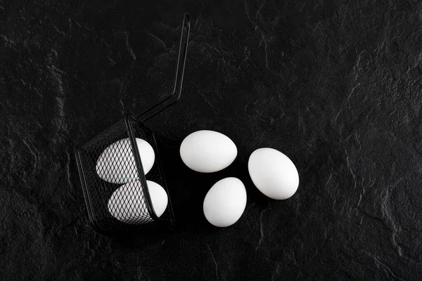 검은 용기에서 나오는 신선 한 흰 달걀 — 스톡 사진