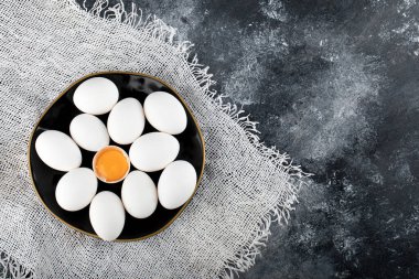 Siyah tabakta beyaz yumurta sarısı.