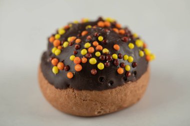 Renkli, tatlı, küçük çörekler serpiştirilmiş