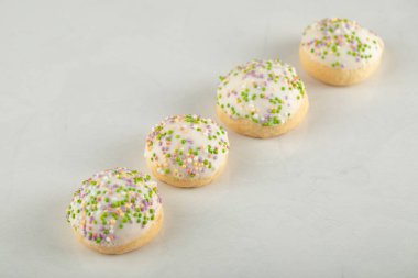 Rengarenk şekerli donutlar.