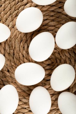 Biraz kahverengi ve beyaz çiğ tavuk yumurtası.