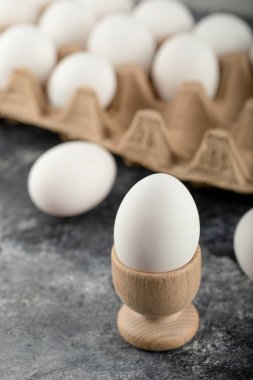 Haşlanmış tavuk yumurtalı ahşap bir yumurta.