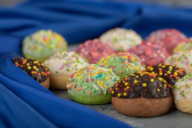 Renkli küçük çörekler serpiştirilmiş