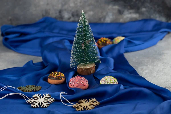 Ένα παιχνίδι χριστουγεννιάτικο δέντρο με πολύχρωμα ντόνατς — Φωτογραφία Αρχείου