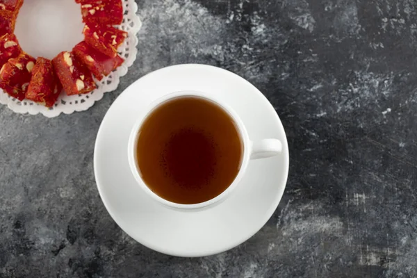Egy csésze forró teát szeletelt desszerttel. — Stock Fotó