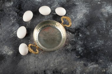 Tencereli çiğ tavuk yumurtası.