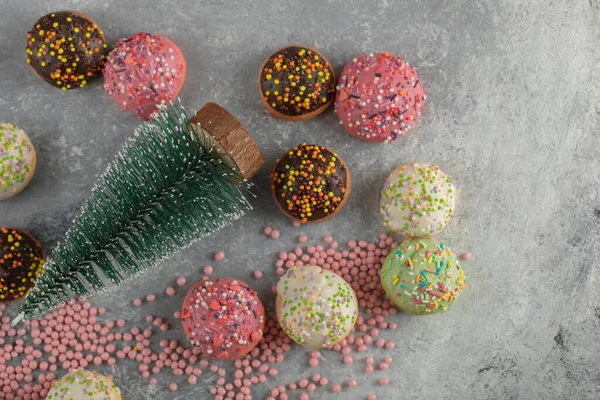 Красочные сладкие пончики с брызгами и чашкой чая — стоковое фото