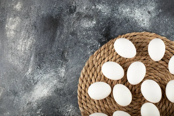 Niektóre z białych surowych jaj kurzych na worku — Zdjęcie stockowe