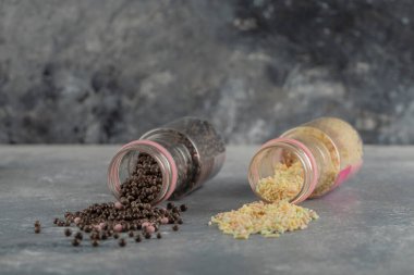 İki renkli şişe serpiştirilmiş mermer arka planda