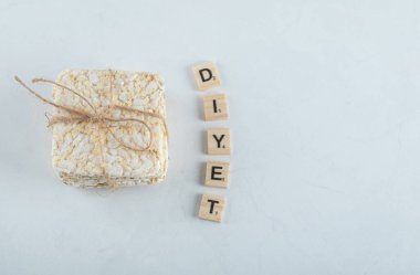 İple bağlanmış bir yığın lezzetli gevrek ekmek ve ahşap harfler.