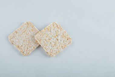 Beyaz arka planda iki lezzetli kızarmış ekmek.