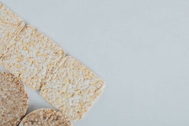 Beyaz arkaplanda iki çeşit çıtır ekmek.