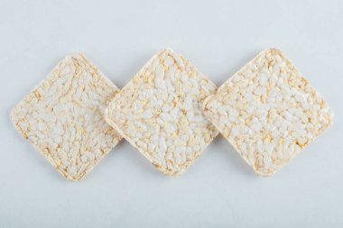 Beyaz arka planda nefis taze ekmek.