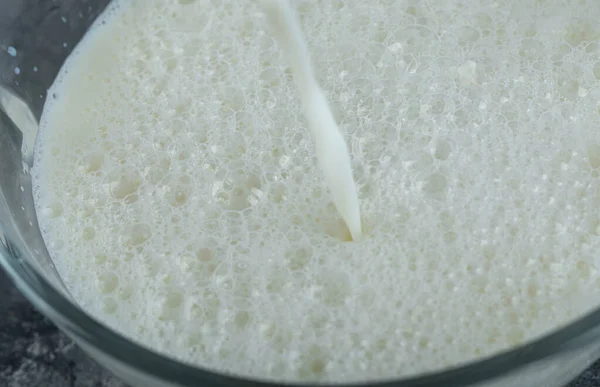 Salpicar leche orgánica en un recipiente de vidrio —  Fotos de Stock