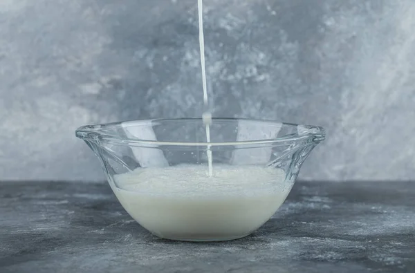 Spritzen Bio-Milch in Glasschale — Stockfoto