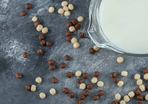 Färsk mjölk och spannmål bollar på marmor bakgrund — Stockfoto