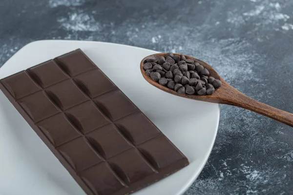 Chokladkaka med chokladchips på marmor bakgrund — Stockfoto